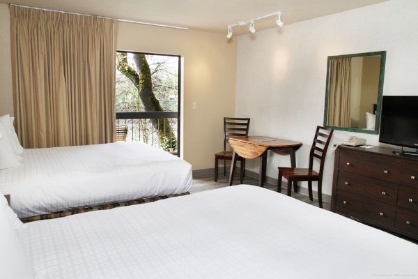 THE RIVERSIDE INN (Grants Pass)